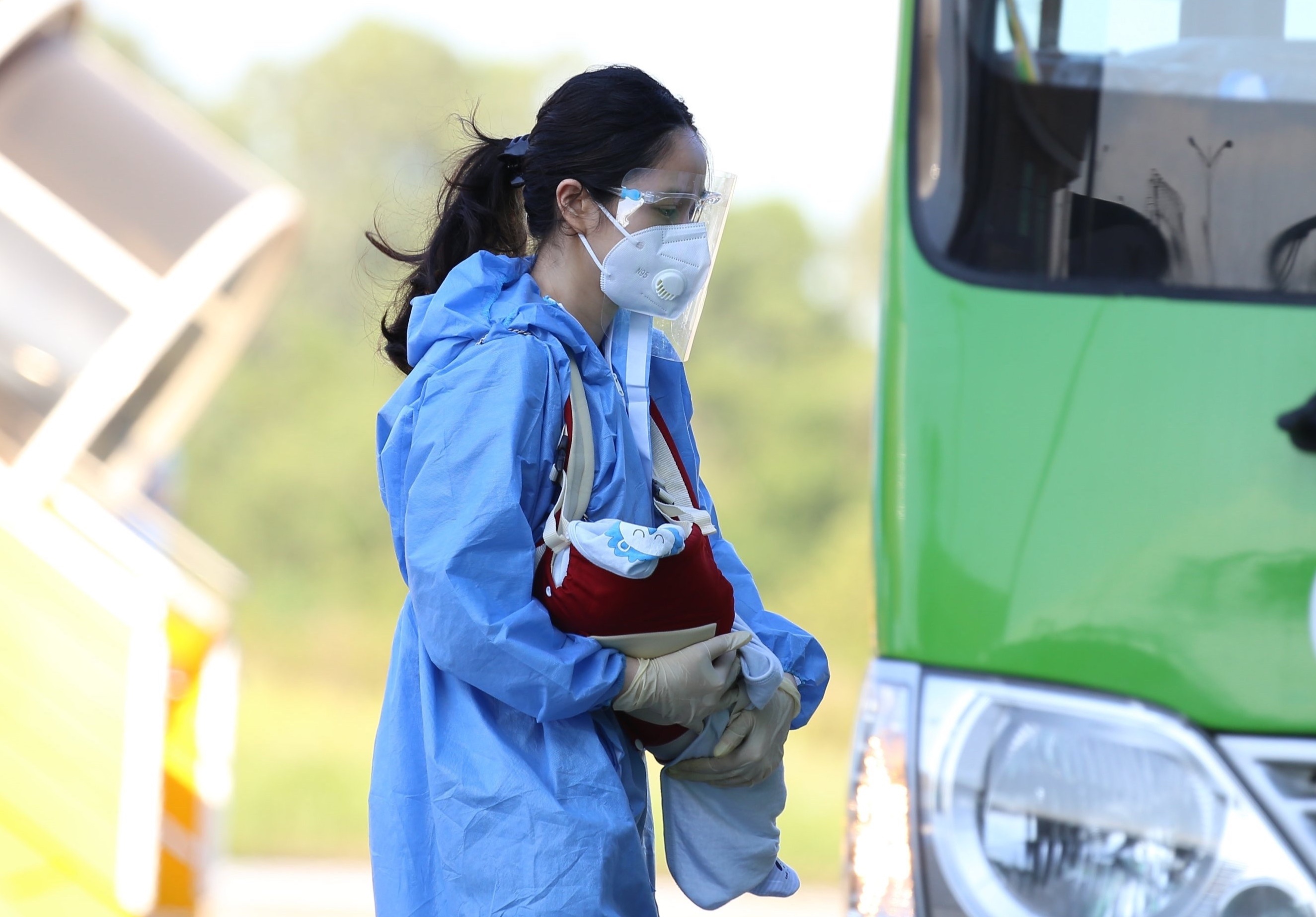 Hon 200 ba bau ve Ha Tinh mien phi bang may bay hinh anh