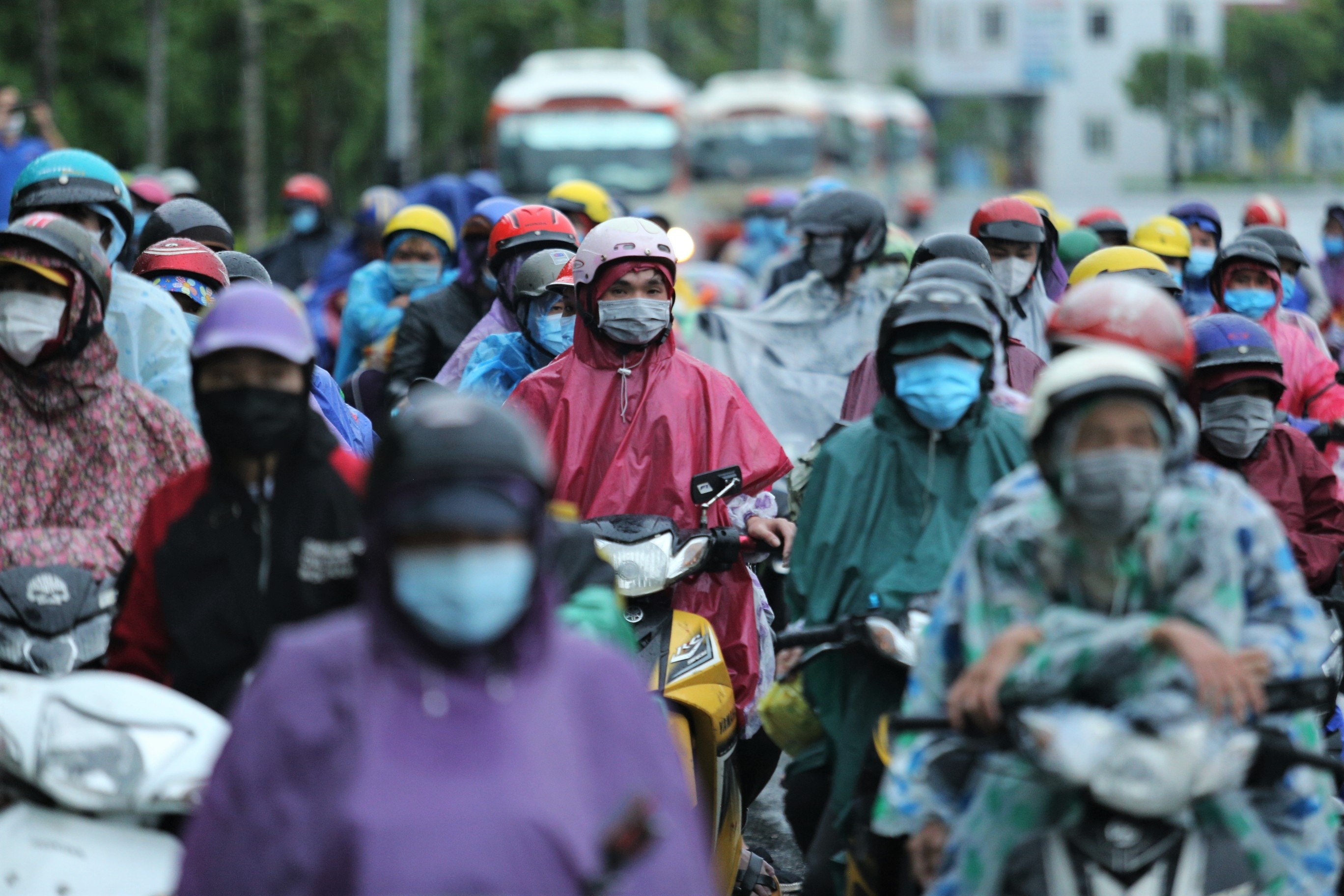 Hang nghin nguoi chay xe may ve que duoi con mua tam ta hinh anh