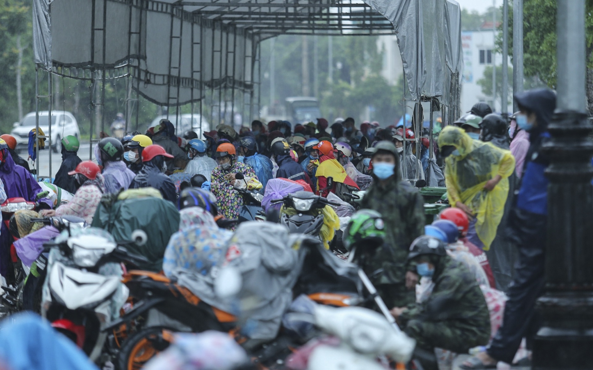 chay xe may ve que anh 1