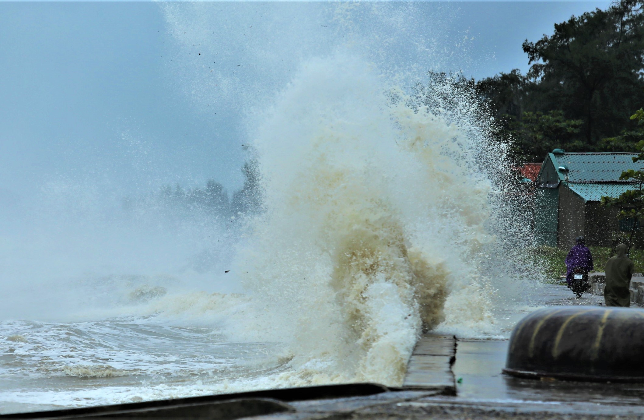 Mua lon, song bien cao 5 m o Cua Lo hinh anh