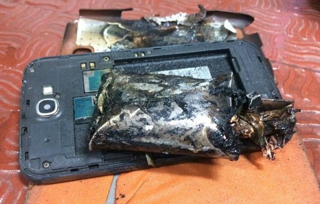 Nam sinh tu vong khi dung dien thoai dang sac de hoc online hinh anh