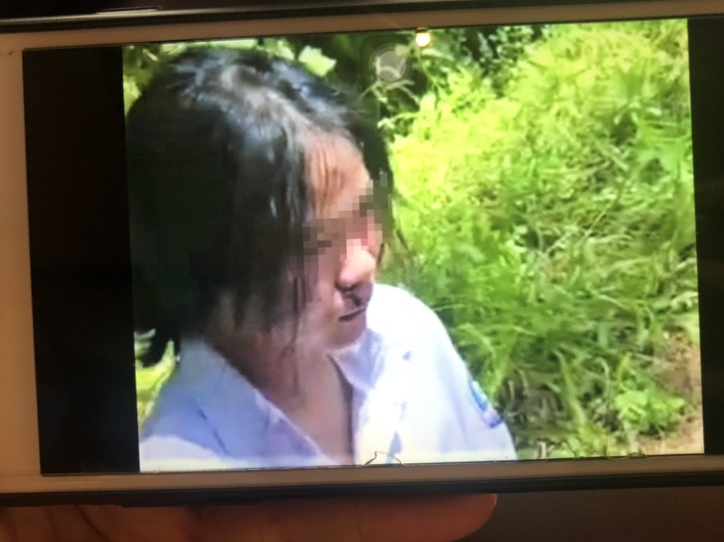 Nu sinh lop 7 bi danh giua duong hinh anh