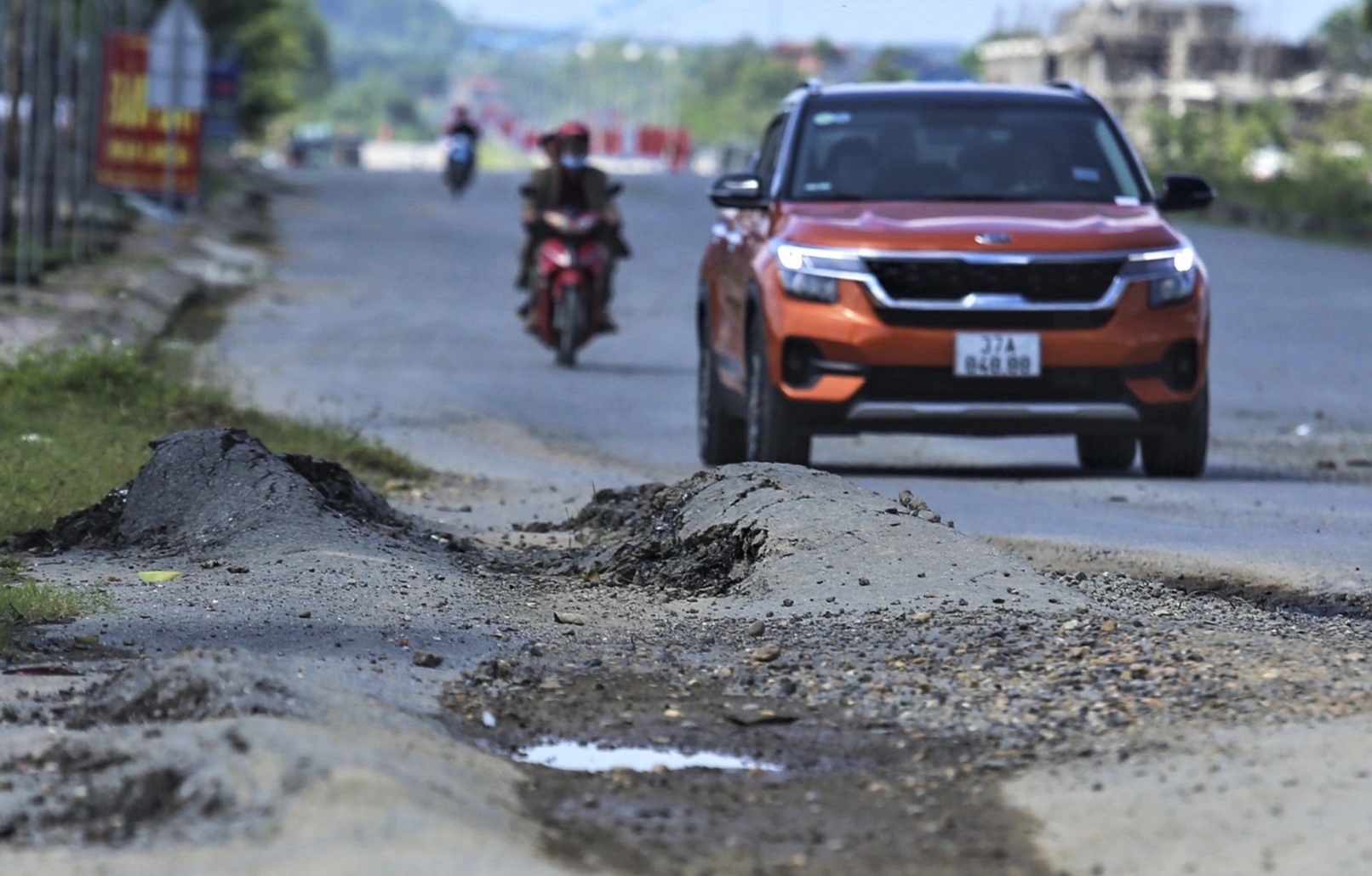 Duong chua duoc ban giao da sut lun nhu luong khoai hinh anh