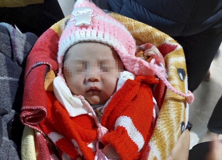 Be gai so sinh bi bo roi ben duong hinh anh