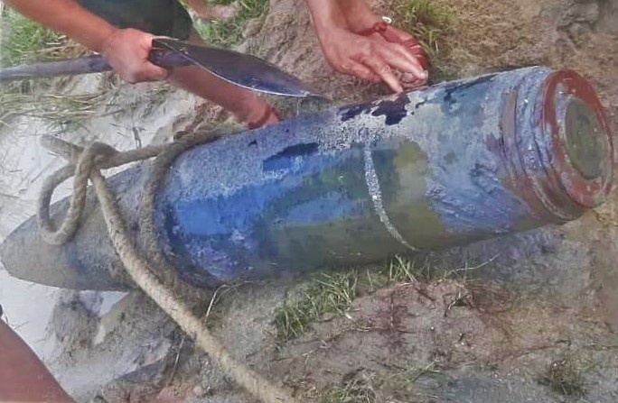 Qua bom nang hon 300 kg duoi ruong hinh anh