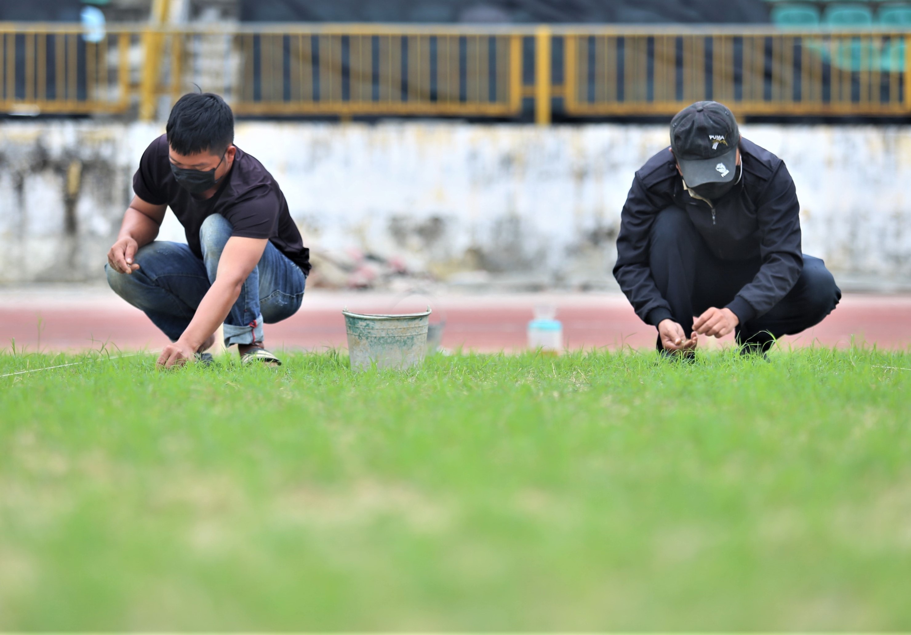 Cap tap sua chua san van dong Vinh truoc mua giai moi hinh anh