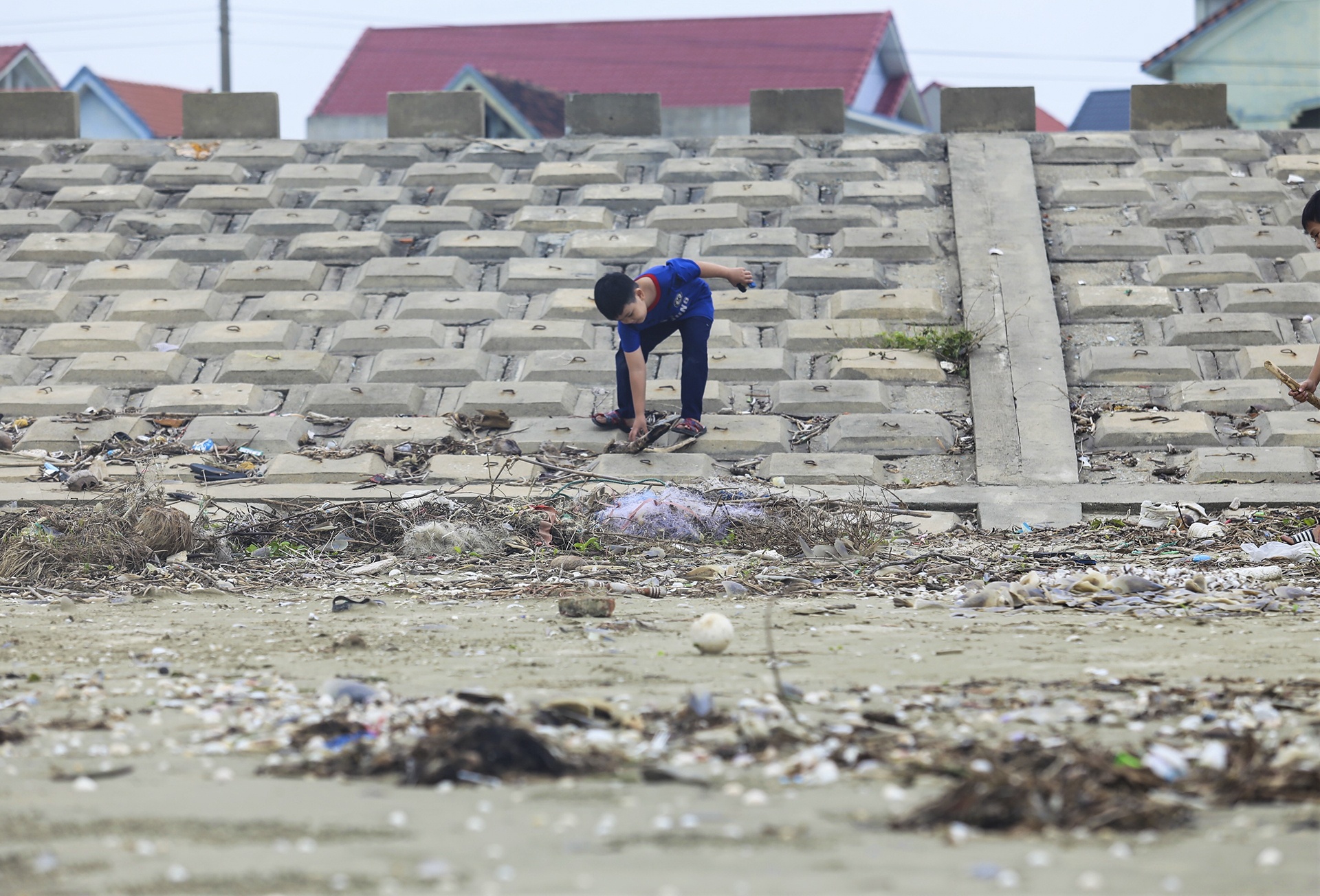 bien du lich ngap rac anh 6