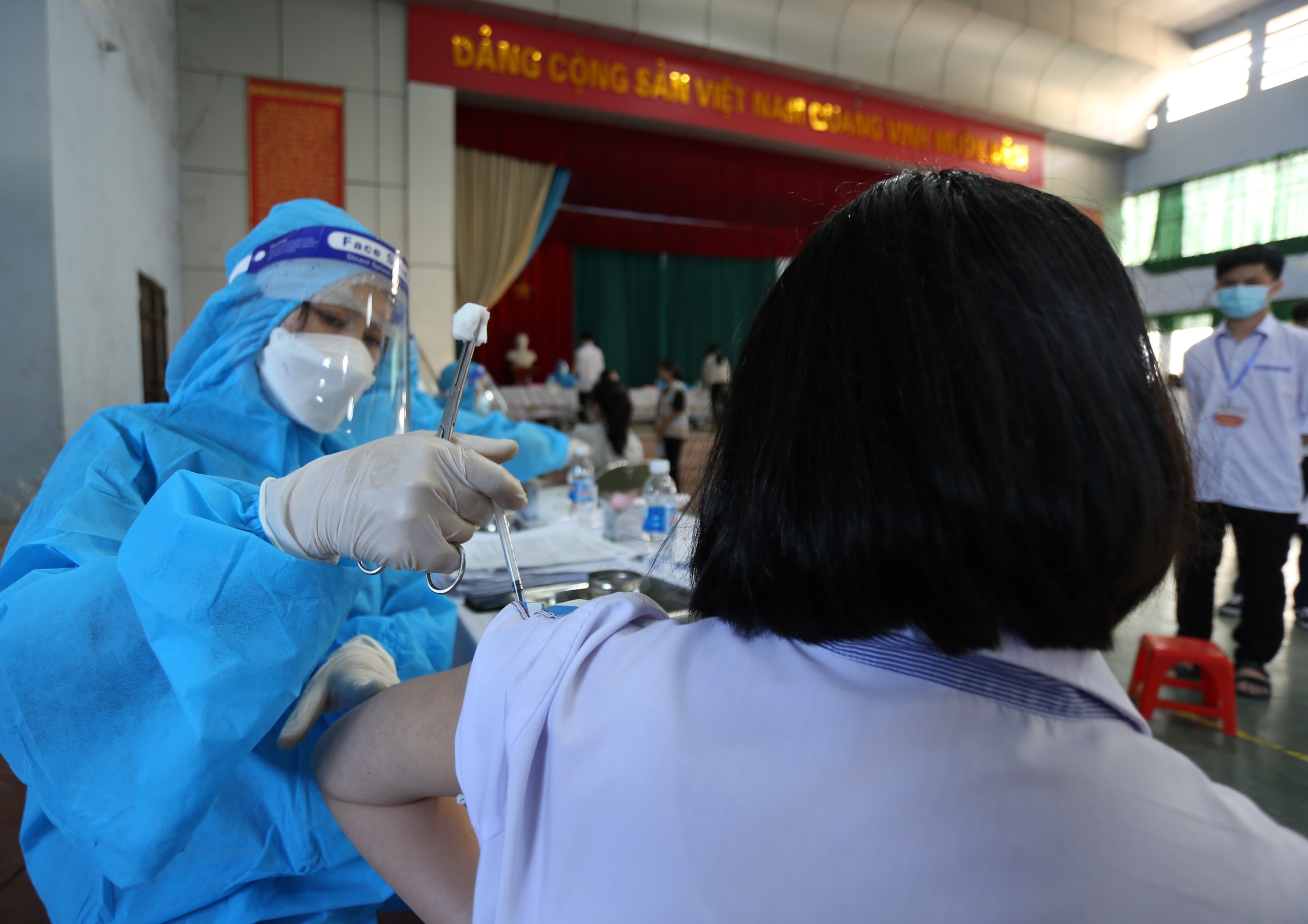 Gan 100.000 hoc sinh o Nghe An duoc tiem vaccine Covid-19 hinh anh