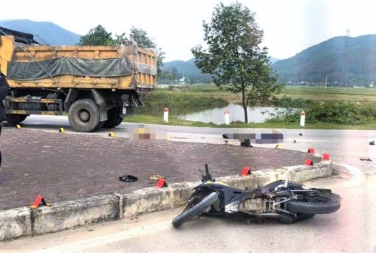 Hai nguoi tu vong sau va cham voi oto tai hinh anh