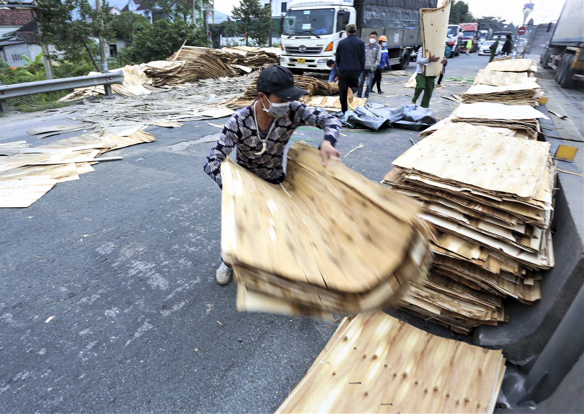 quoc lo 1 un tac vi tai nan anh 8