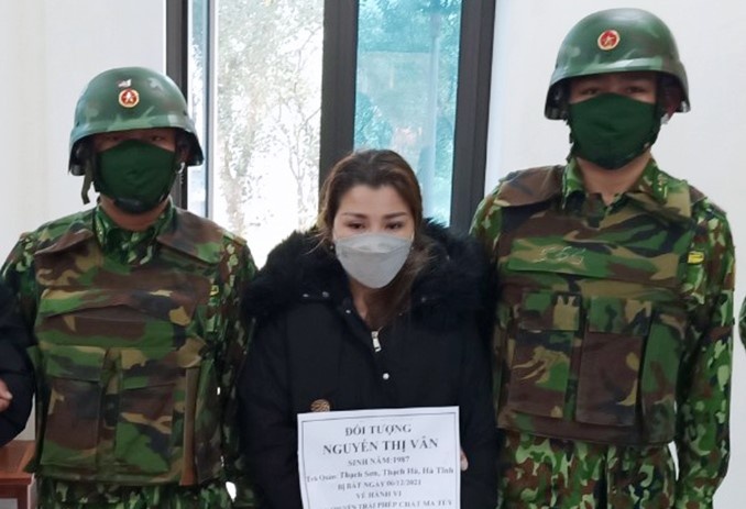 Nguoi phu nu bi bat cung 10 banh heroin hinh anh