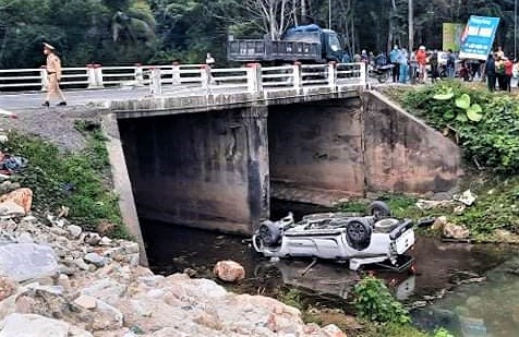 Oto ban tai lat ngua duoi cau, 2 can bo thue tu vong hinh anh