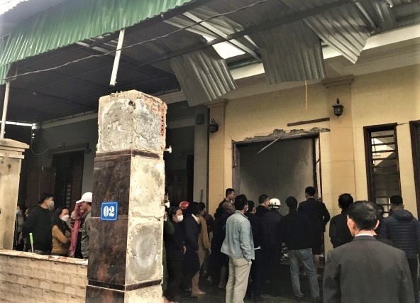 No lon trong can nha 2 tang, gia chu bi thuong nang hinh anh