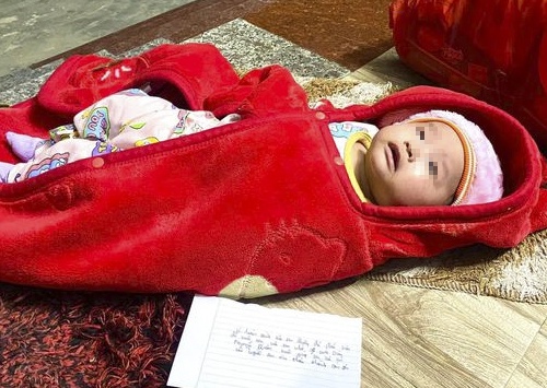 Bo roi be trai truoc cong nha dan hinh anh