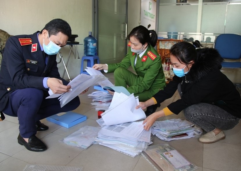 500 canh sat pha duong day cho 10.000 nguoi vay nang lai hinh anh