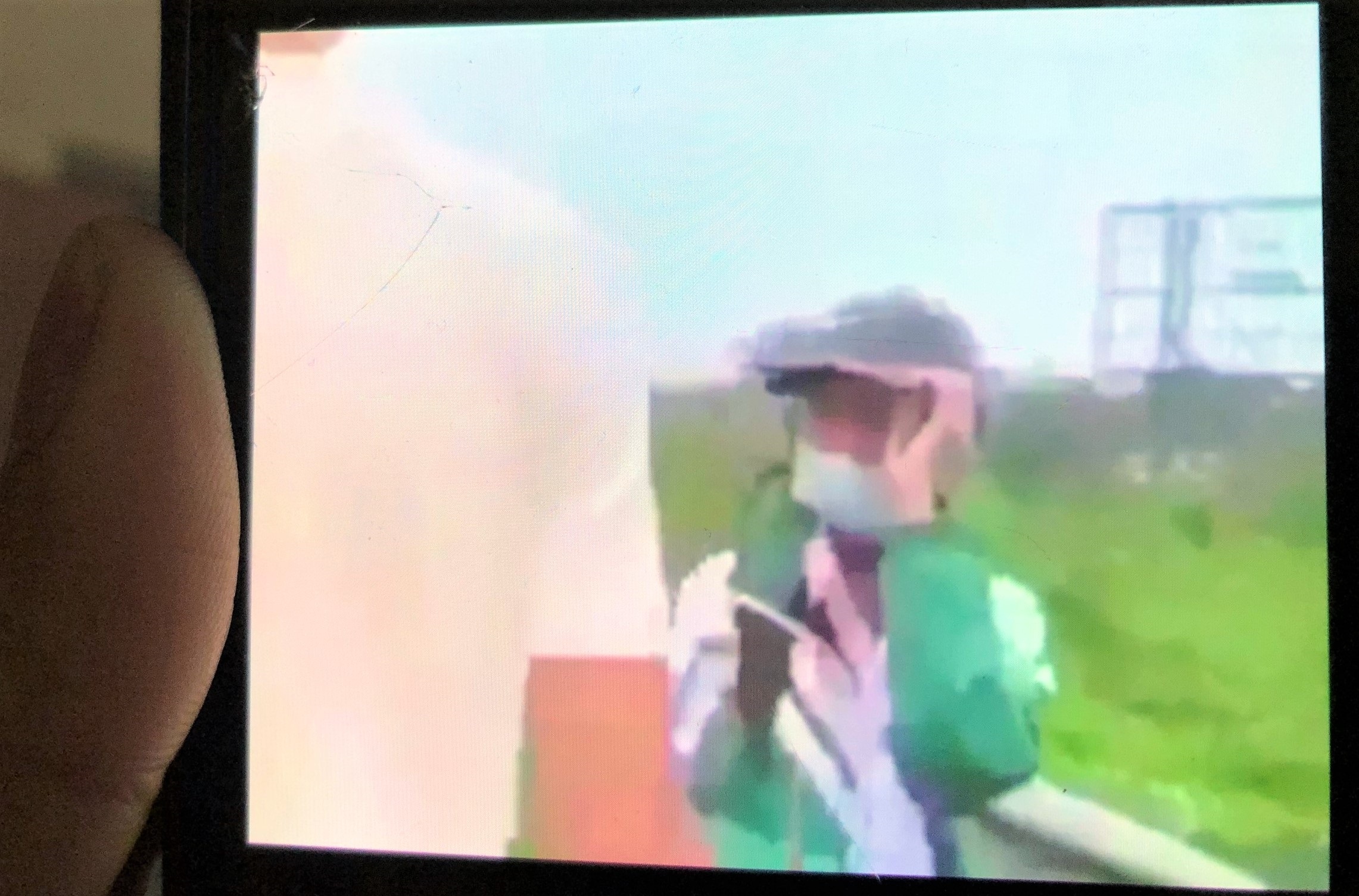 Nam sinh lop 10 bi danh giua duong hinh anh