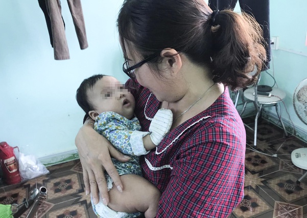 Be gai 3 thang tuoi bi bo roi ben goc cay hinh anh