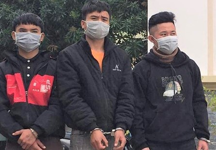 Bi ngan can tham ban gai o khu cach ly, nam thanh nien danh cong an hinh anh