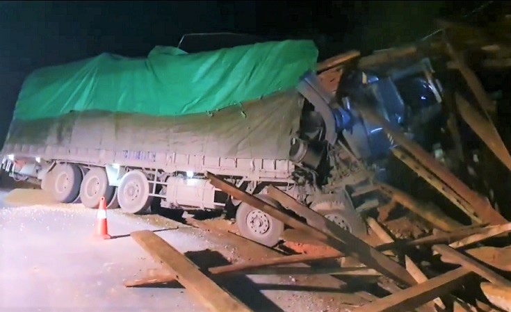 Xe tai dam vao vach nui, 2 nguoi chet hinh anh