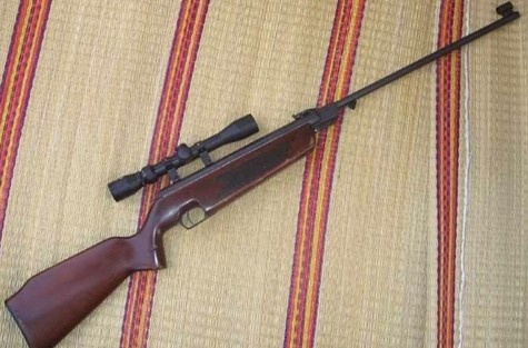 Dieu tra vu be 4 tuoi bi dan gam vao nguc hinh anh