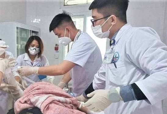 Nam sinh bi bong nghi dot phao hinh anh