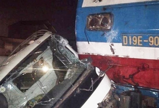 Oto tai bien dang khi co bang qua duong sat hinh anh