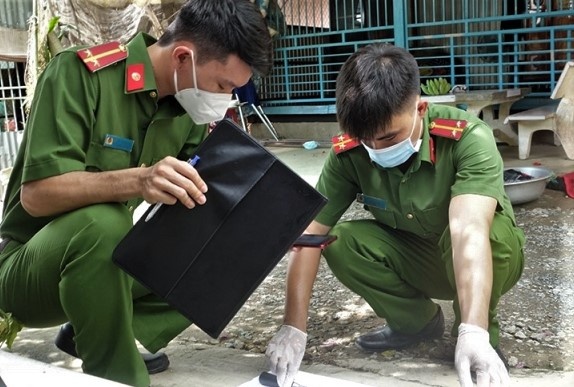 Nghi an chong dam vo tu vong roi tu sat hinh anh