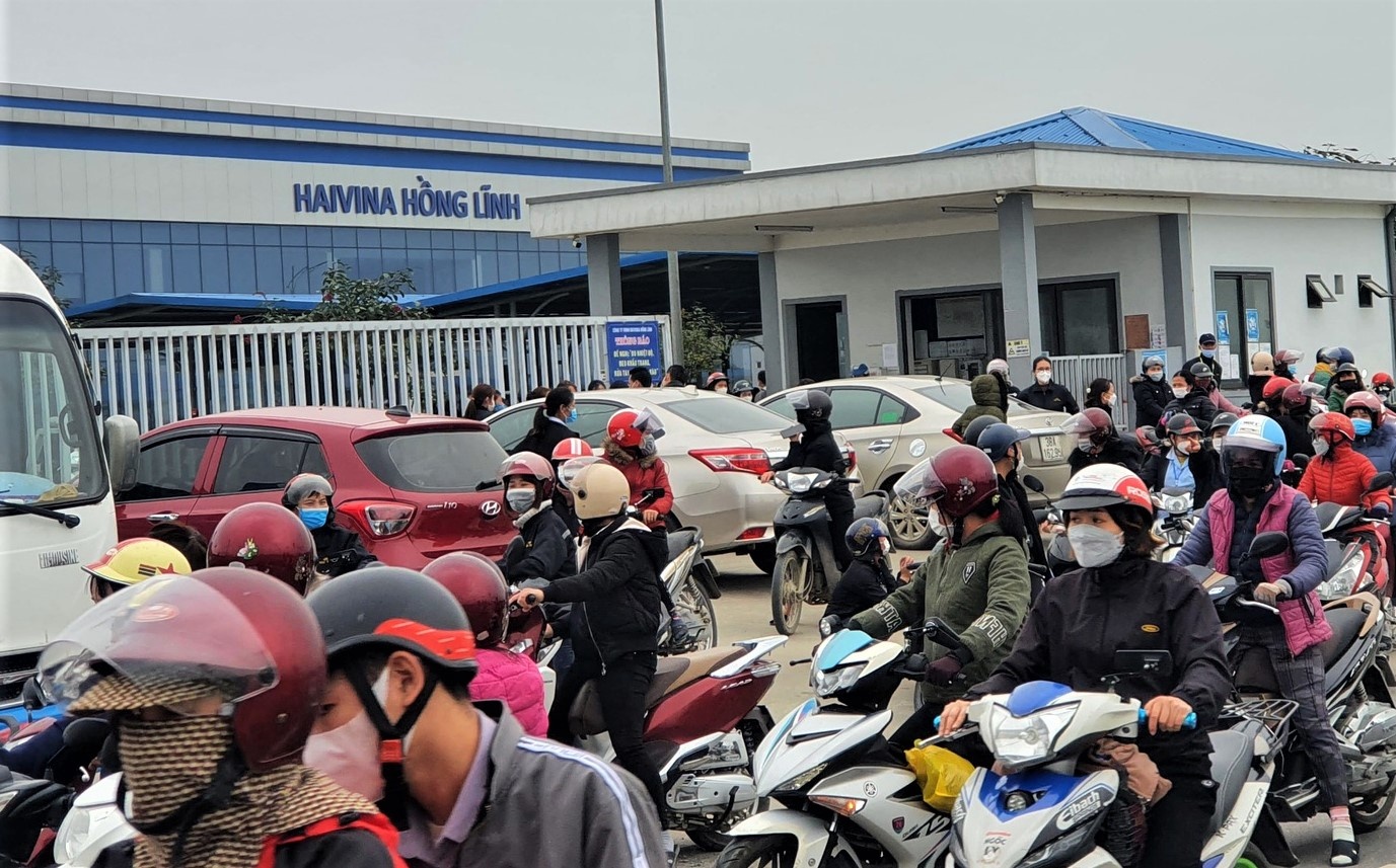 Hang nghin cong nhan tro lai nha may khi duoc hua tang luong hinh anh