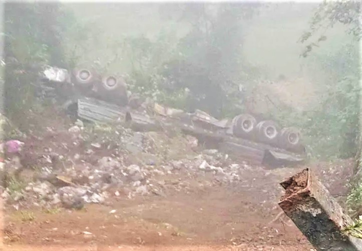 Xe dau keo cho quang roi xuong vuc sau, tai xe bi thuong hinh anh