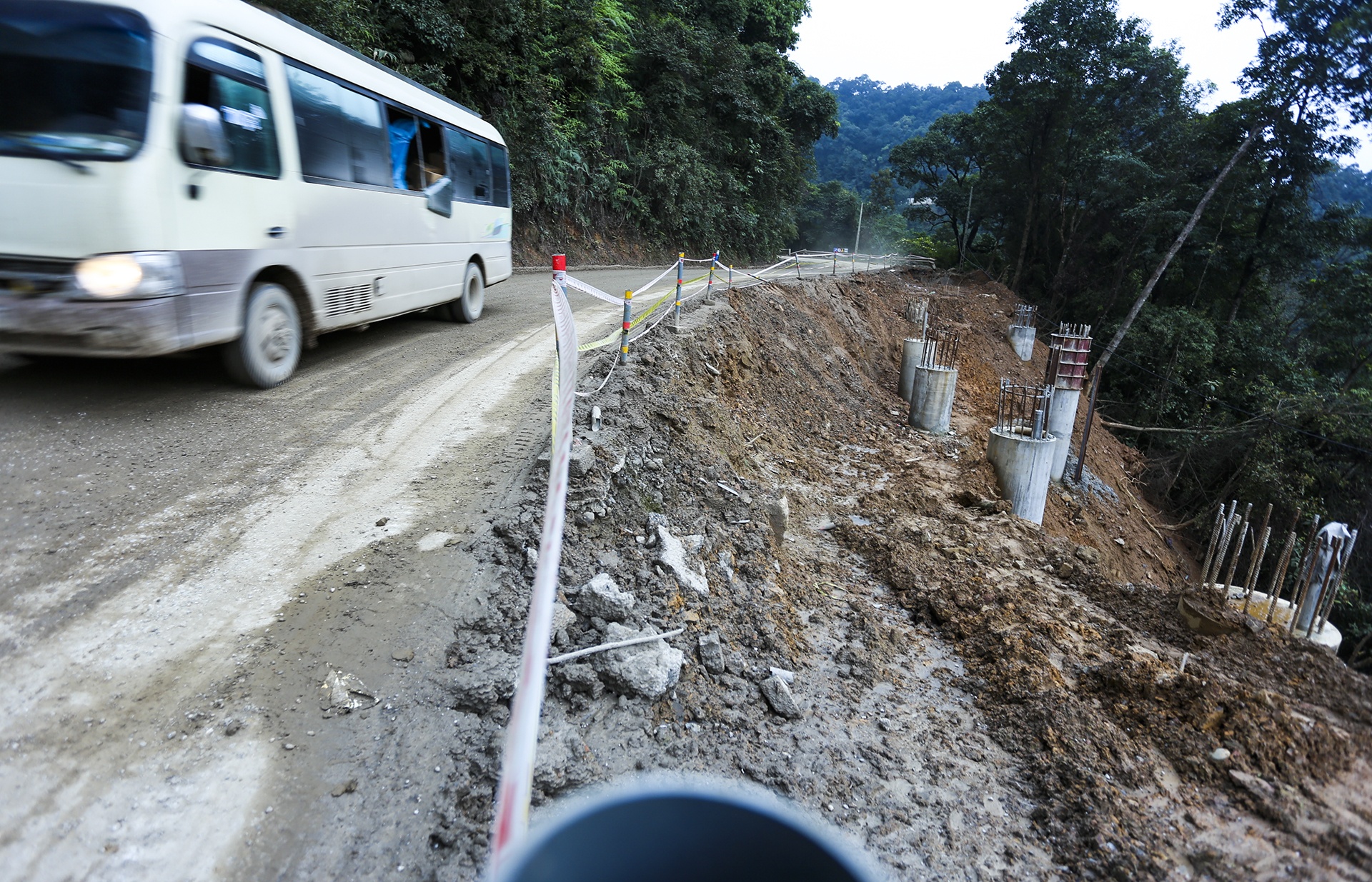 Duong len cua khau Cau Treo nhech nhac, un tac dip dau nam hinh anh