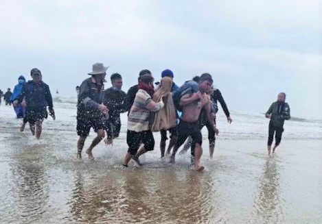 Song danh chim 8 tau ca, 14 ngu dan thoat nan hinh anh