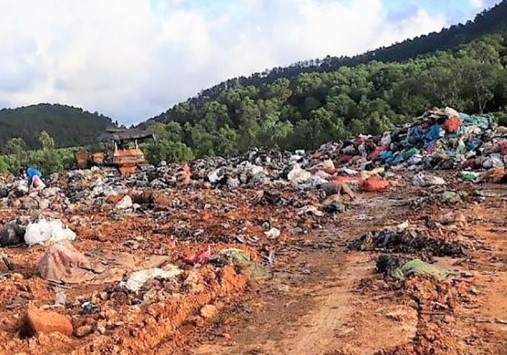 Nguoi dan ong bi sat hai khi phan loai rac hinh anh