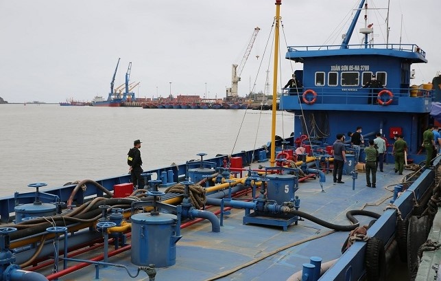 Phat hien tau cho mot trieu lit xang lau hinh anh