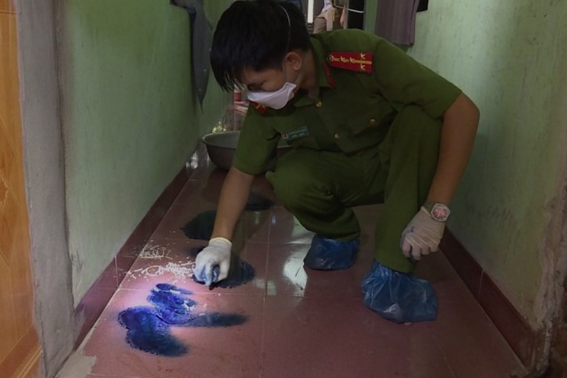 Nguoi phu nu tu vong tai nha voi nhieu vet chem hinh anh