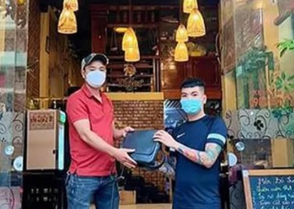 Chu quan com tra gan 1 ty dong cho khach bo quen hinh anh