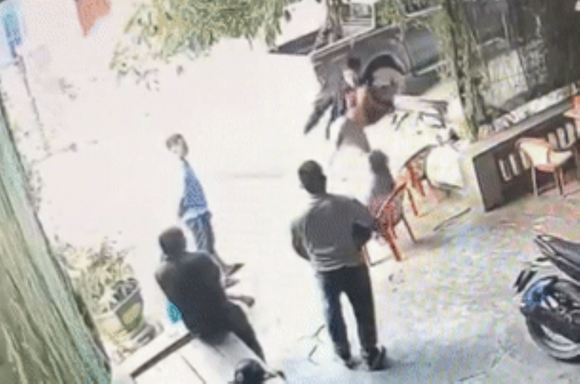 Nhom da vao mat nguoi dan ong den bat tinh la ai? hinh anh