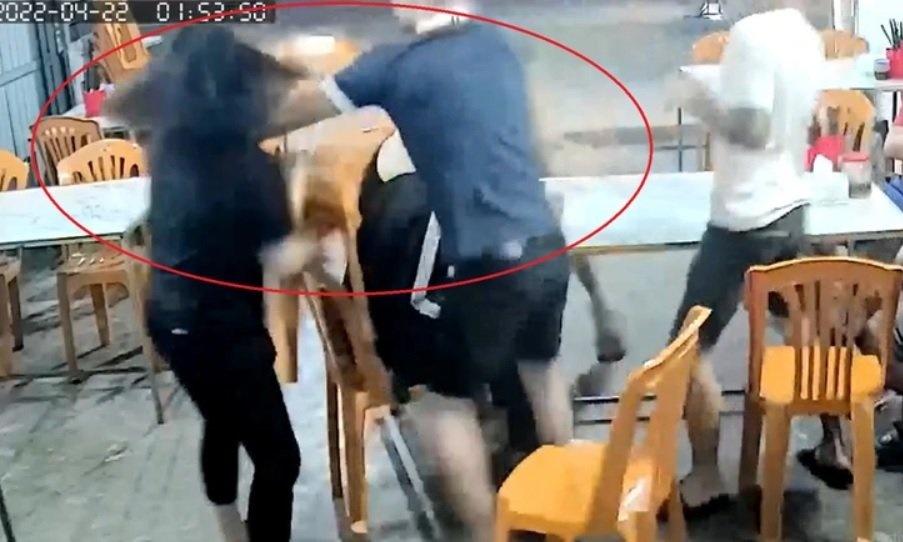 Nhom danh nu chu quan an dem bi xu ly the nao? hinh anh