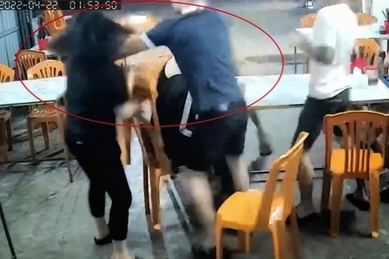 Nguoi than ke vu nu chu quan an dem bi khach hanh hung hinh anh