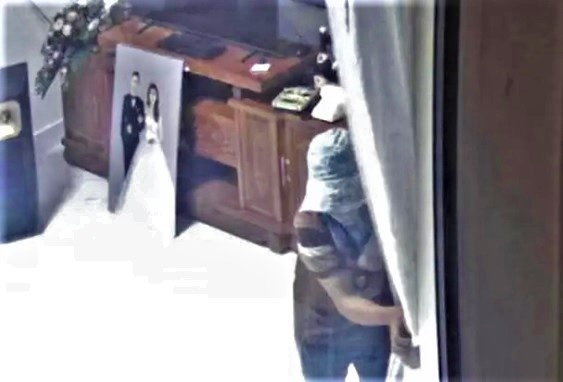 Trinh bao ke xau trom 900 phong bi mung cuoi hinh anh