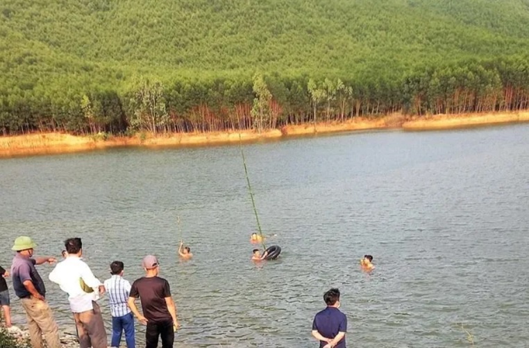 Bon hoc sinh duoi nuoc hinh anh