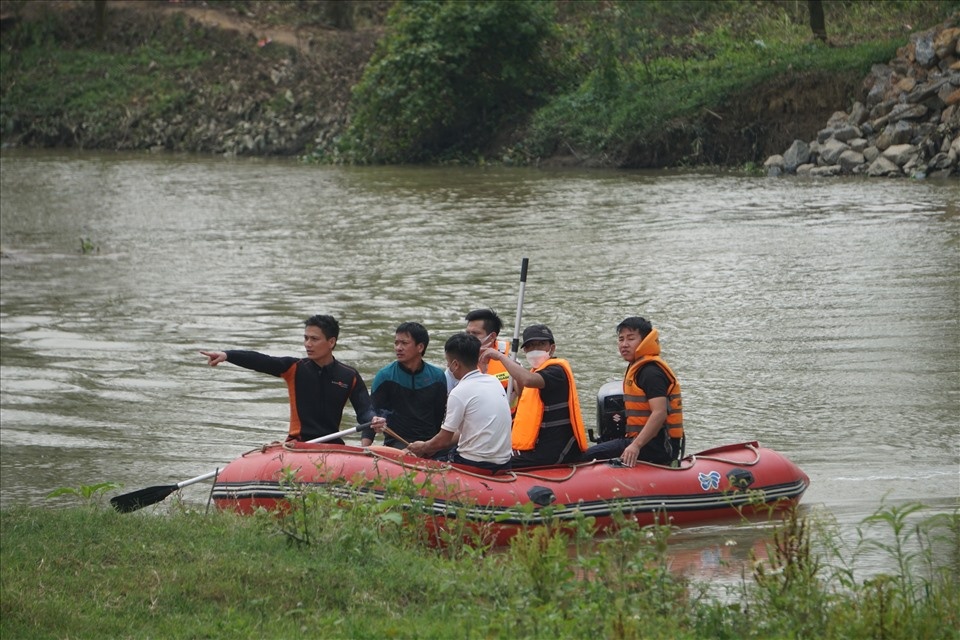 Nam sinh cuu ban duoi dong suoi, ca hai cung duoi nuoc hinh anh