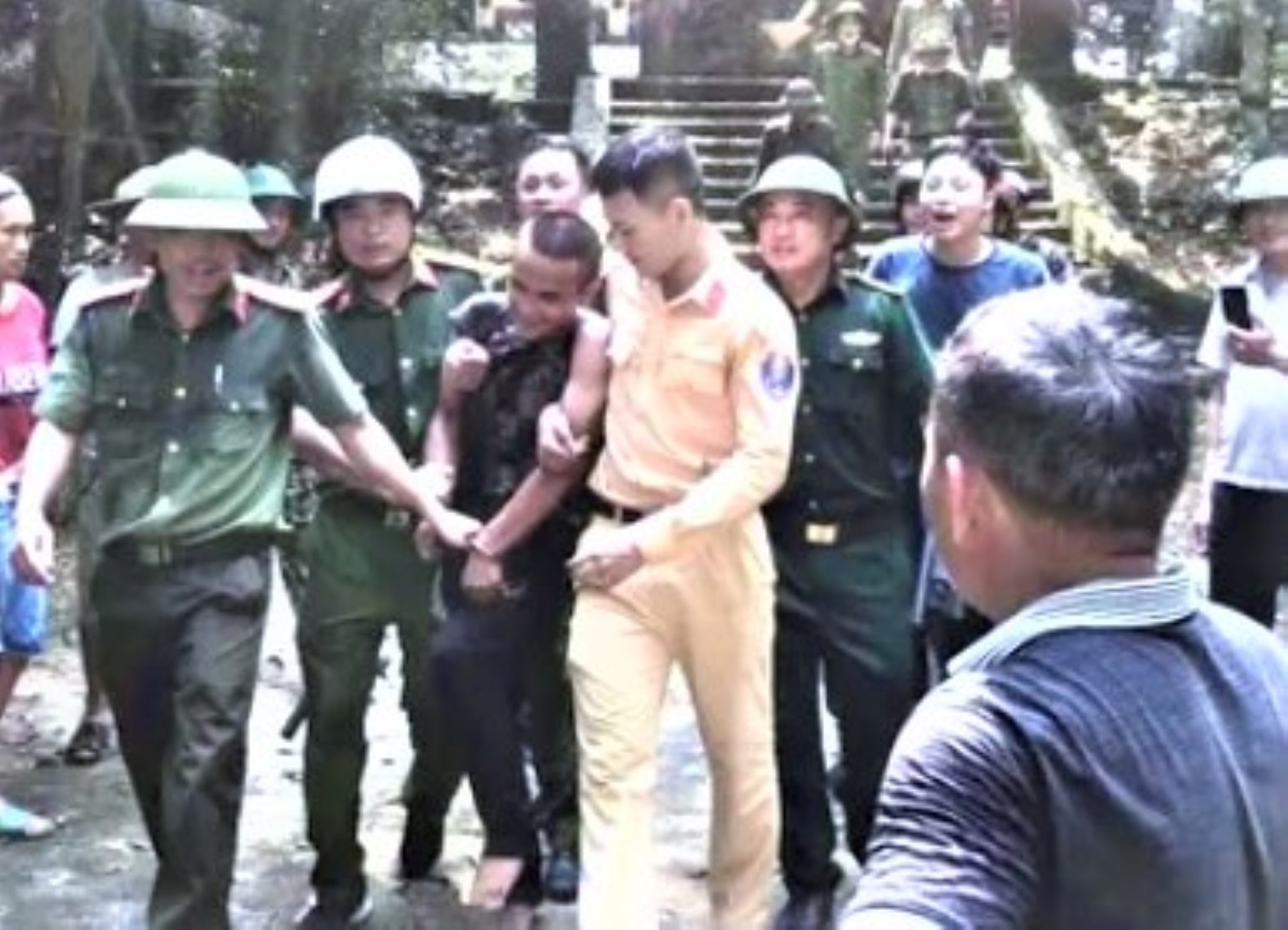 100 nguoi siet vong vay, truy tim ke gay an hinh anh