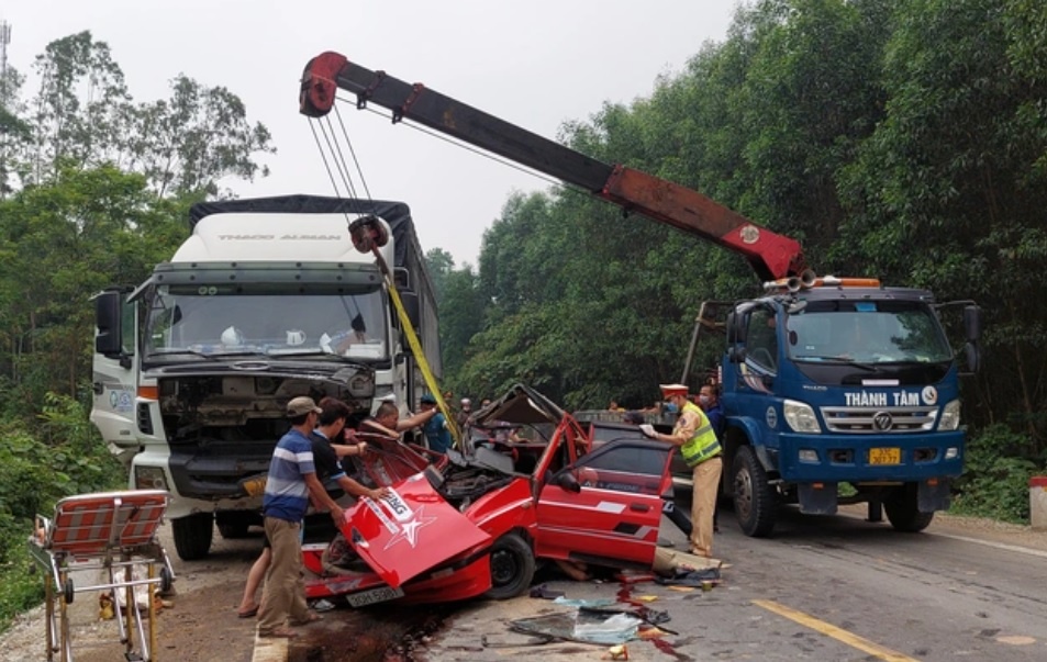 tai xe tu xong sau va cham xe tai anh 1