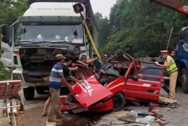 Gia dinh 4 nguoi gap nan tren duong du lich hinh anh