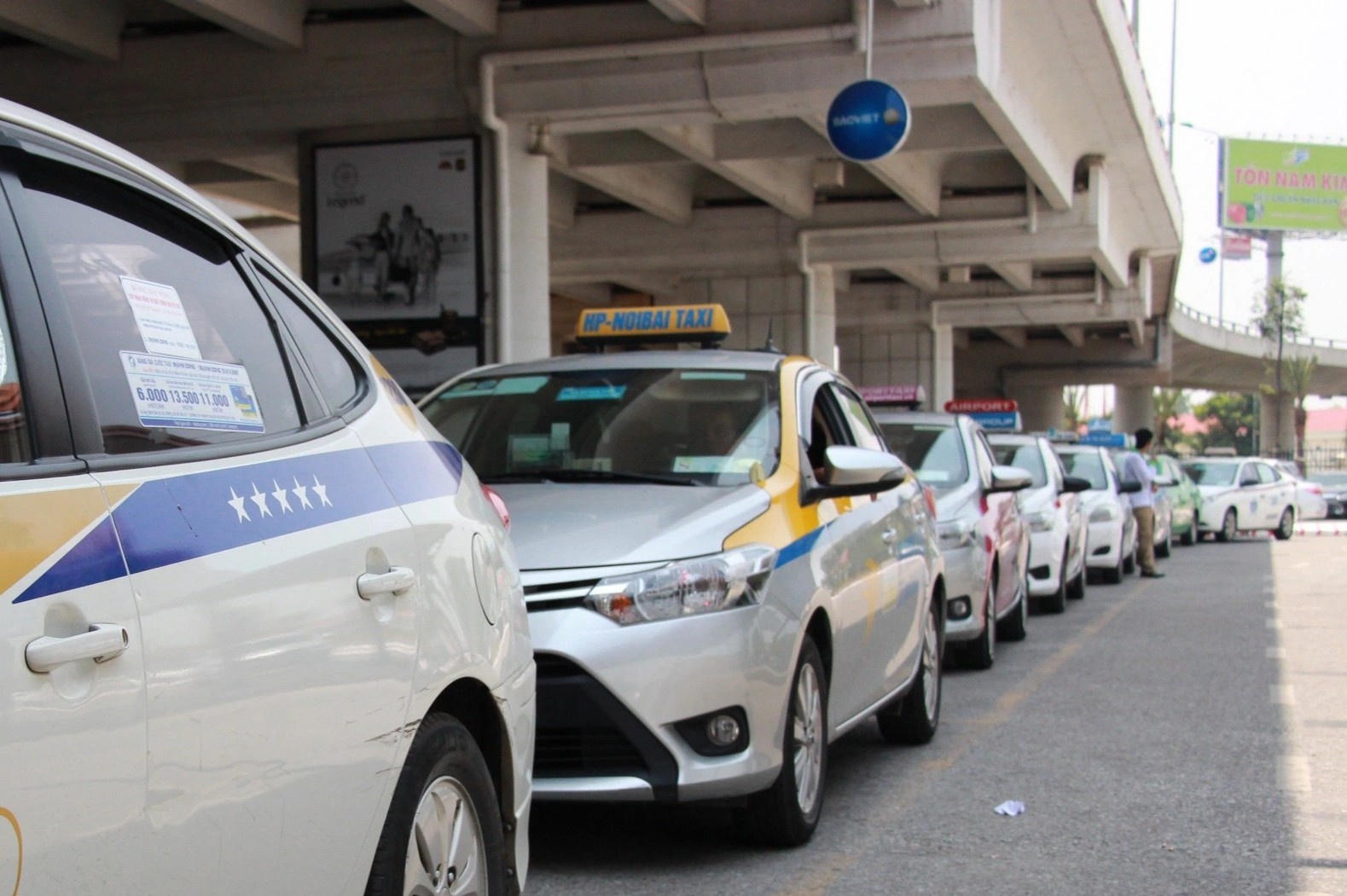 Dinh chi tai xe taxi thu cua khach 198.000 dong cho quang duong 3 km hinh anh