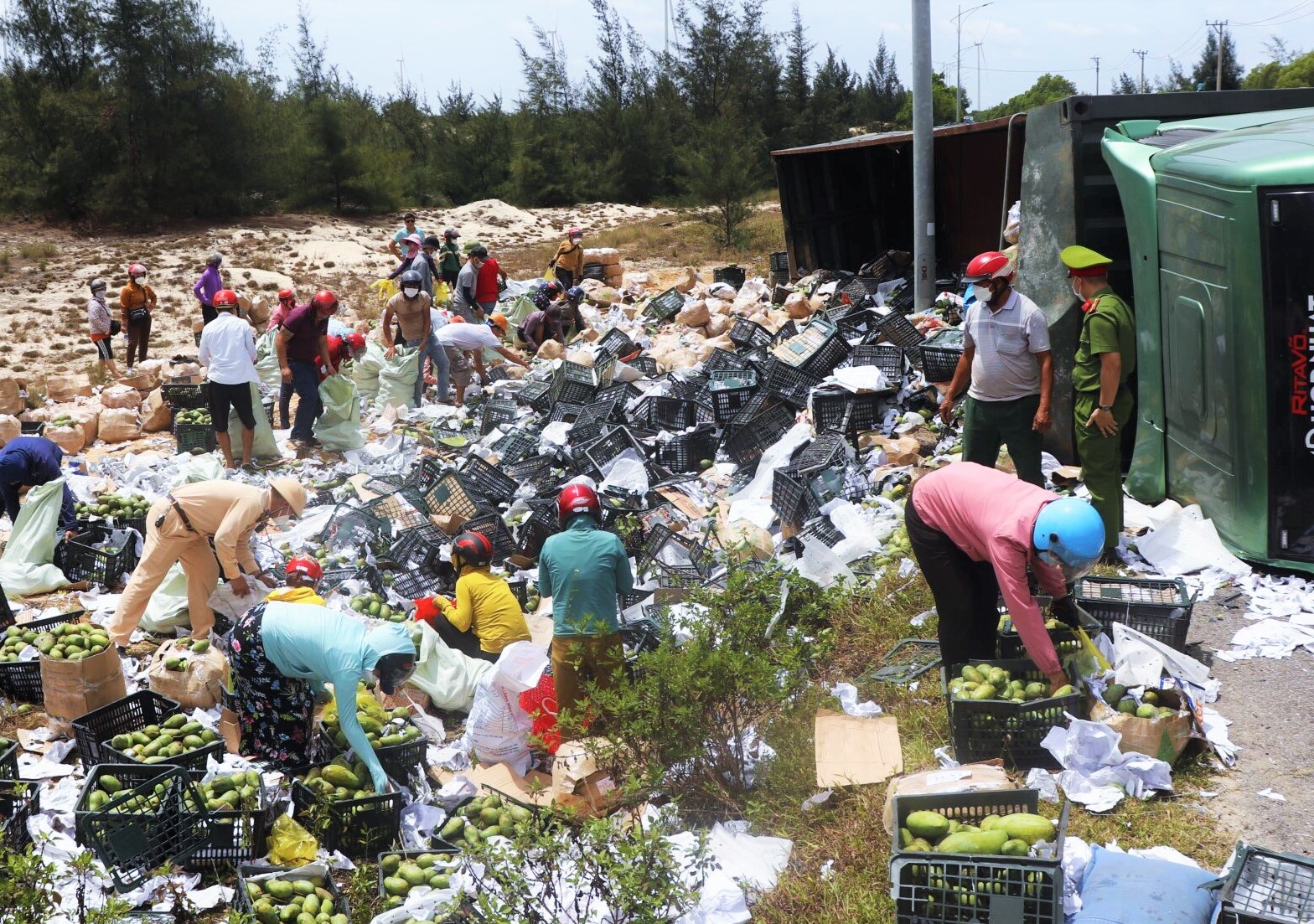 Lat xe cho 30 tan xoai, dan gom giup tai xe hinh anh