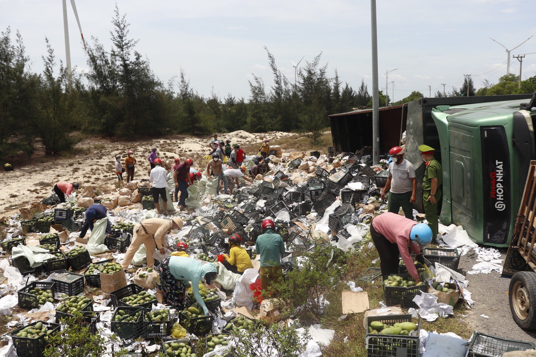 xe hoa qua lat tren quoc lo anh 1