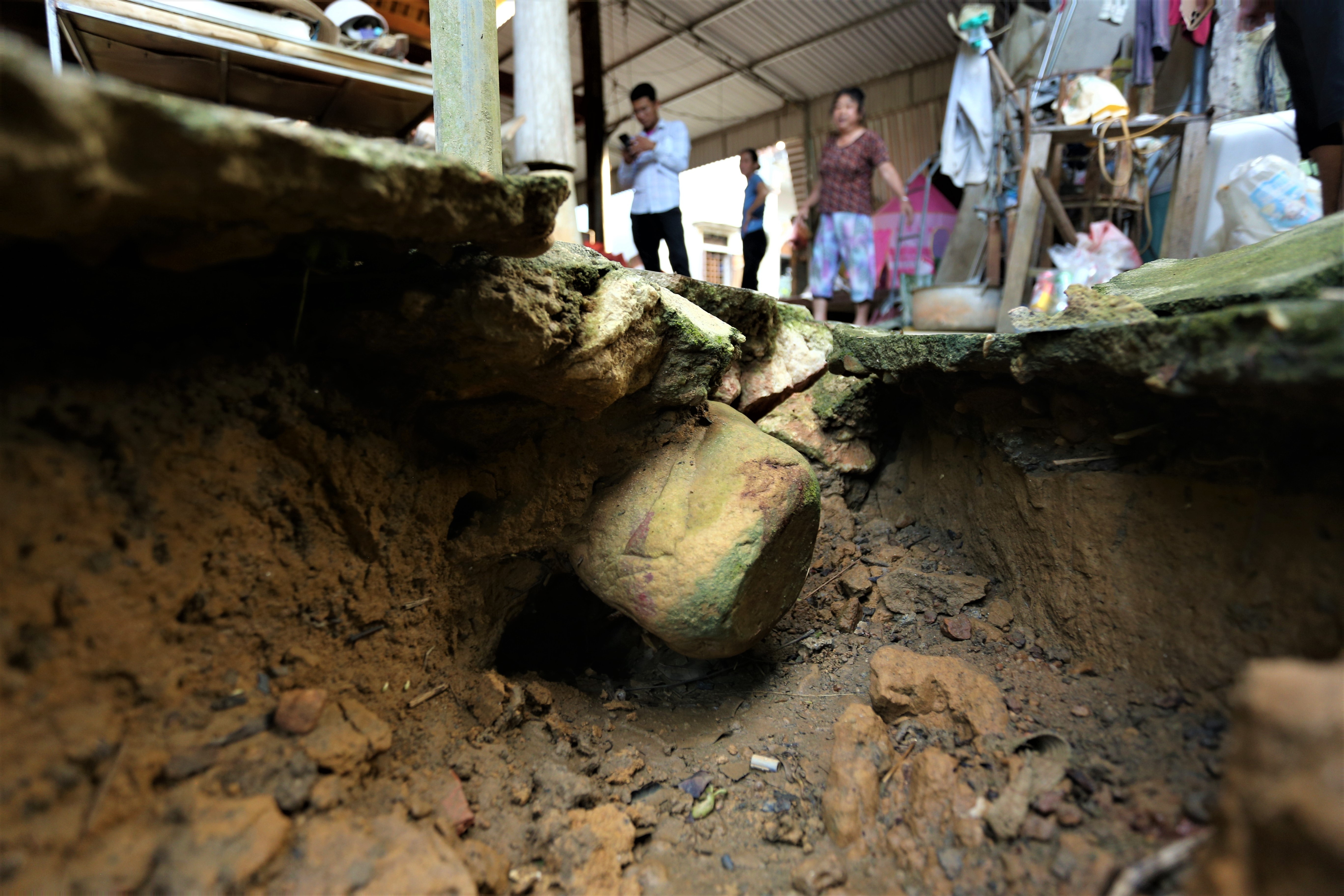 Dan khon kho vi co nha khong dam o, lo sut 'ho tu than' hinh anh
