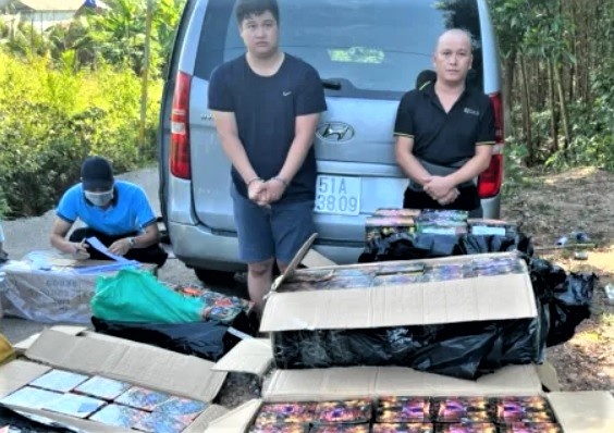 Bi bat khi mang nua tan phao lau di tieu thu hinh anh