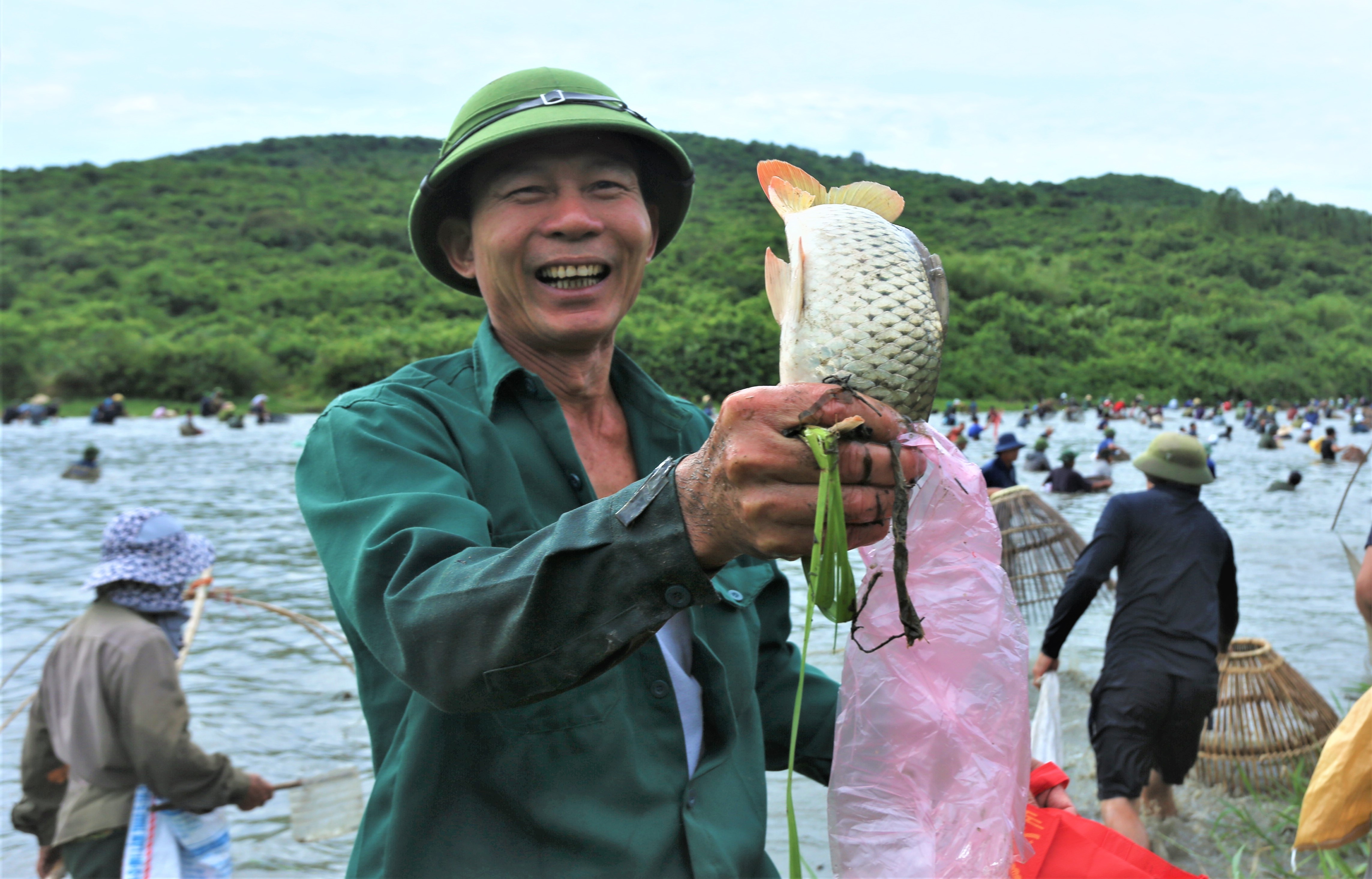 Hang nghin nguoi dan Ha Tinh do xo xuong dam bat ca hinh anh